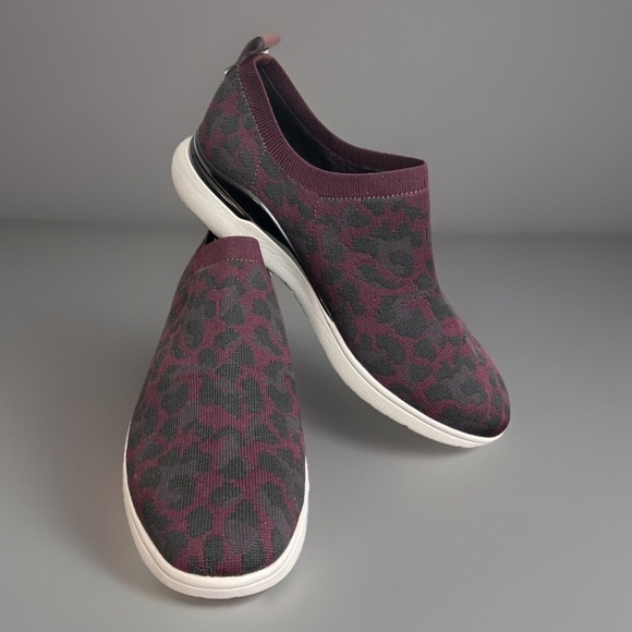 Rockport Total Motion Women Burgundy Leopard Knit Slip On Sneakers Sz 8 - Picture 2 of 8